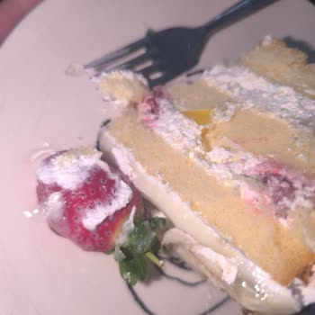 Cam Parçası Gelen Pasta: Sağlık Riski Ve Cevapsız İlgisizlik