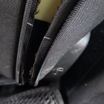 Garanti Kapsamındaki Peugeot 2008 Araçta Koltuk Kılıfı Fermuarı Kırıldı, Servis Tamir Etmedi