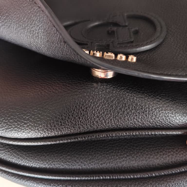 Guess Çanta Deri Hızlı Aşınması Ve Değişim Reddi