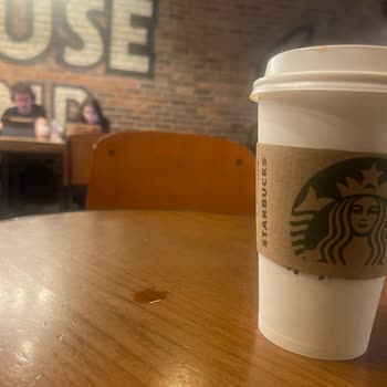 Starbucks Beşiktaş Şubesinde Personelin Kağıt Atma Şakası Müşteriyi Üzdü