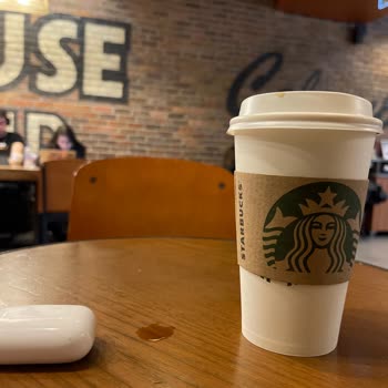 Starbucks Beşiktaş Şubesinde Personelin Kağıt Atma Şakası Müşteriyi Üzdü