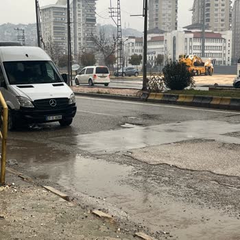 Gaziantep Şehitkamil Yolundaki Sürekli Çukurlar Ve Çökme Tehlikesi İçin Acil Çözüm Talebi