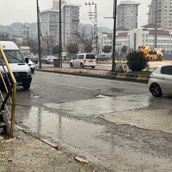 Gaziantep Şehitkamil Yolundaki Sürekli Çukurlar Ve Çökme Tehlikesi İçin Acil Çözüm Talebi