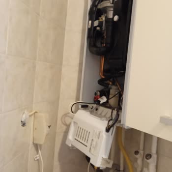 DemirDöküm Yetkili Servisin Teknik Yetersizliği Sonucu Kombi Sızıntısı Ev Su Bastı