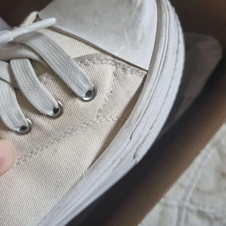 Boyner'de Garanti İhlali: Armani Sneaker Kullanıcı Hatası Olarak Dönüyor