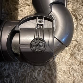Dyson V15 Süpürge Başlığı Parçası Yerinden Çıkıyor, Garanti Desteği Yok