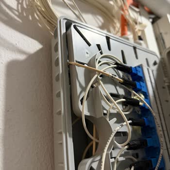 Türk Telekom Bina İçinde Fiber Kablolama Sorunu, Güvenli Olmayan Bağlantı Ve Riskli Kablo Düzeni