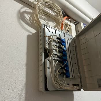 Türk Telekom Bina İçinde Fiber Kablolama Sorunu, Güvenli Olmayan Bağlantı Ve Riskli Kablo Düzeni