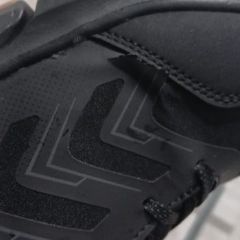 FLO Mağazasında Satın Alınan Botun Kısa Sürede Yırtılması Ve Personelin Yardımcı Olmaması