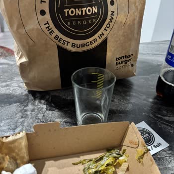 Tonton Burger Marul Değil Çürümeye Yüz Tutmuş Bir Sebze