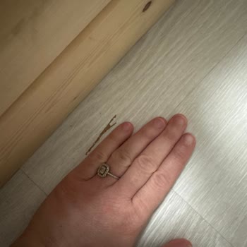 Genç Bebe Tekrarlanan Montaj Hatası Nedeniyle Parkelerde Çizik Ve Sorumluluk Reddi