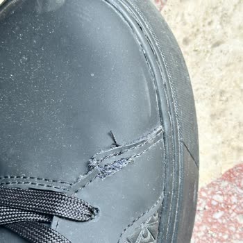 Kalite Sorunu: Üç Ayda Dikişi Yırtılan Calvin Klein Spor Ayakkabı