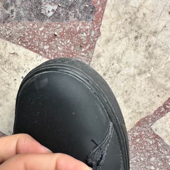 Kalite Sorunu: Üç Ayda Dikişi Yırtılan Calvin Klein Spor Ayakkabı