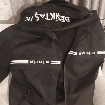 Fermuarı Bozulan Beşiktaş Yağmurluğu Ürün Kalitesine Güvenimi Sarsıyor