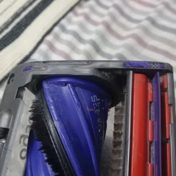Dyson V8 Süpürgenin Başlık Altındaki Plastik Parçanın Erimesi Ve Ücretsiz Değişim Talebi