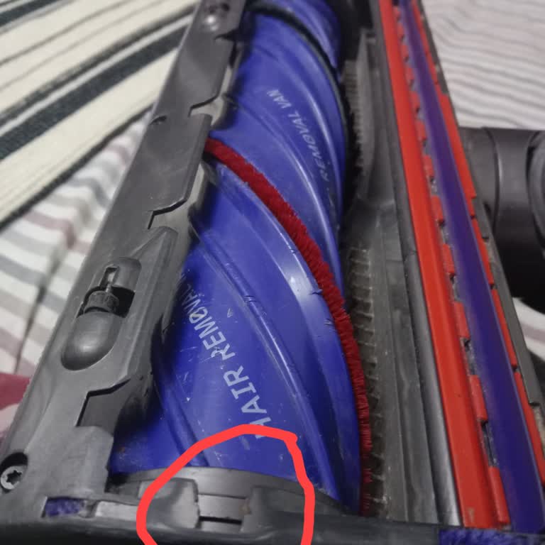 Dyson V8 Süpürgenin Başlık Altındaki Plastik Parçanın Erimesi Ve Ücretsiz Değişim Talebi