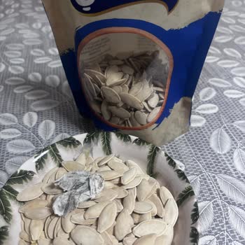 Kabak Çekirdeği Paketi İçinde Kağıt Parçası