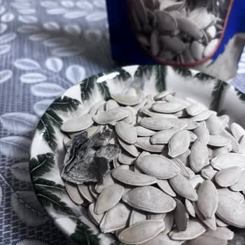 Kabak Çekirdeği Paketi İçinde Kağıt Parçası