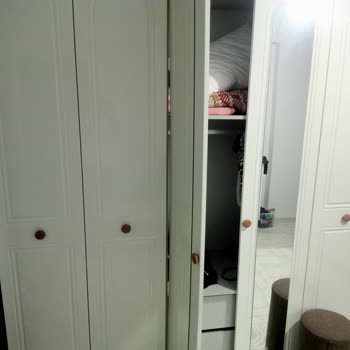 Kirmasti Kervan Mobilya Gardırop Kapakları Yamuluyor Ve TV Ünitesinde Çekmece Sürtüşüyor