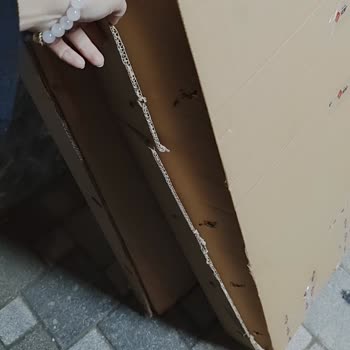 Güvenlikte Bırakılan Açık Dolabın İadesi İçin Kapıdan Alım Talebi