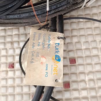 TurkNet Kablolarının Düzensiz Çekimi Görüntü Kirliliği Oluşturuyor