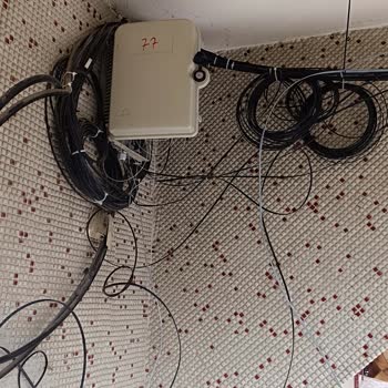 TurkNet Kablolarının Düzensiz Çekimi Görüntü Kirliliği Oluşturuyor