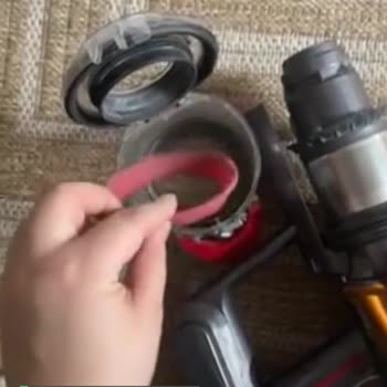 Dyson V12 Toz Haznesinde Kırmızı Lastik Sorunu