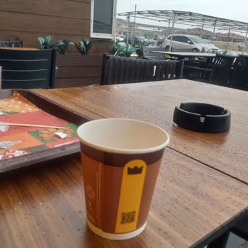 Şemsiyelerin Bozuk Olması Nedeniyle Yağmur Altında Kahve İçmek Zorunda Kaldık