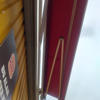 Şemsiyelerin Bozuk Olması Nedeniyle Yağmur Altında Kahve İçmek Zorunda Kaldık