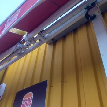 Şemsiyelerin Bozuk Olması Nedeniyle Yağmur Altında Kahve İçmek Zorunda Kaldık