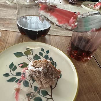 Hijyen İhlali Ve Saç İçeren Doğum Günü Pastası