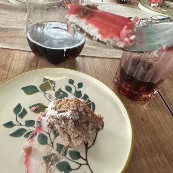 Hijyen İhlali Ve Saç İçeren Doğum Günü Pastası