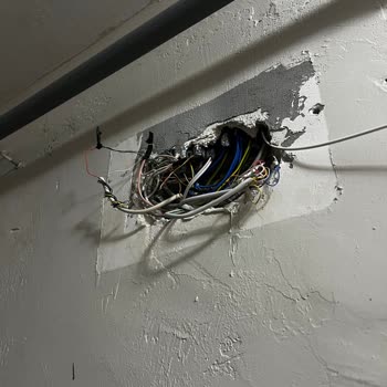 Bina Girişinde Kapaksız Kablolar Ve Özensiz Kurulum