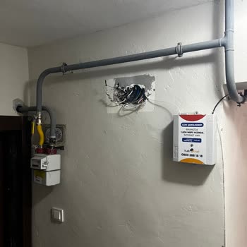 Bina Girişinde Kapaksız Kablolar Ve Özensiz Kurulum