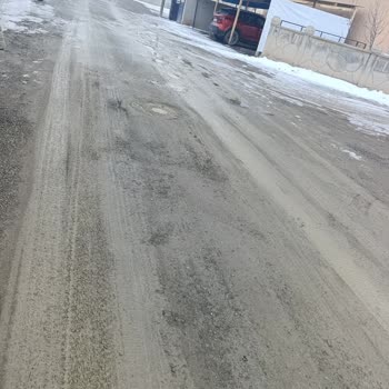 Vatan Sokak'taki Bozuk Yol Ve Çukurlara Kalıcı Onarım Talebi