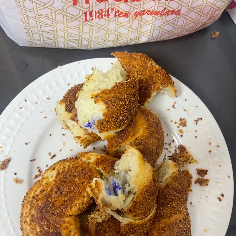 Hacıbaba Pastaneleri Mavi Boya Lekeli Simitlerde Sağlık Endişesi ve İade Talebi