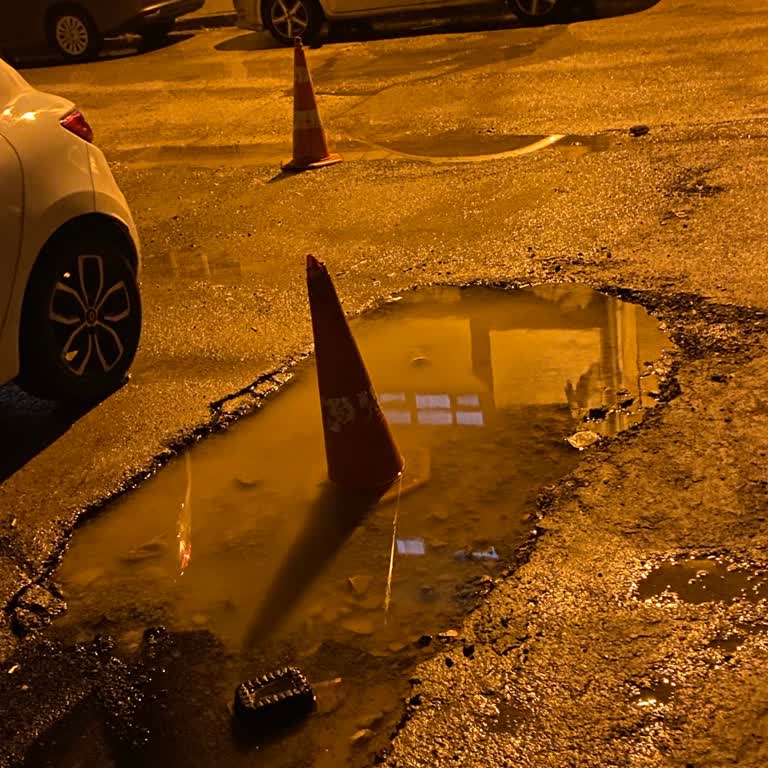 Sultanbeyli’de Açık Çukurda Elektrik Kabloları Yağmurda Suyla Buluşuyor Can Güvenliği Tehlikede