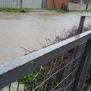 Ulaştırma Bakanlığı Yenice İlçesindeki Köyde Yol Suyunun Yarattığı Sürekli Sel Ve Altyapı Sorunu