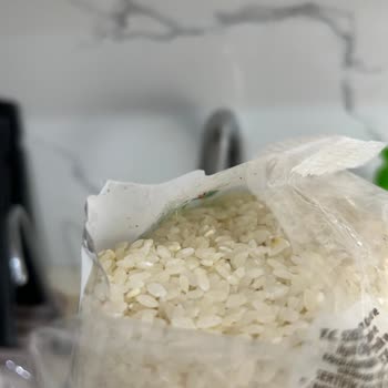 Bebek Pirinçinde Böcek Ve Siyah Parçalar