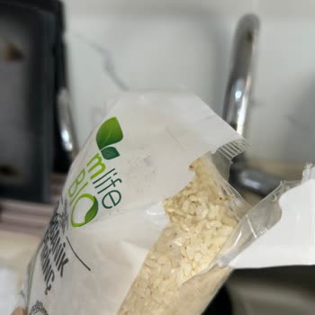 Bebek Pirinçinde Böcek Ve Siyah Parçalar