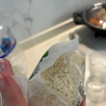 Bebek Pirinçinde Böcek Ve Siyah Parçalar