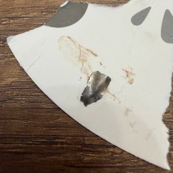 Milkten Çikolatalı Pudinge Metal Saç Parçası Karışması