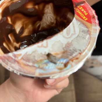 Milkten Çikolatalı Pudinge Metal Saç Parçası Karışması