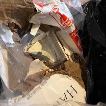 Kırık Cam Şişe Ve İade Sürecinde Yardımsızlık