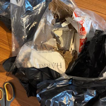 Kırık Cam Şişe Ve İade Sürecinde Yardımsızlık