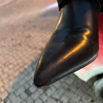 Kısa Sürede Kırılan Çizme İçin Mağaza Sorumluluk Almıyor