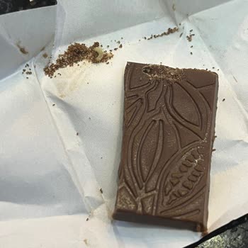 Ömürlü Pastanesi Çikolatanın İçinden Kurt Çıktı!