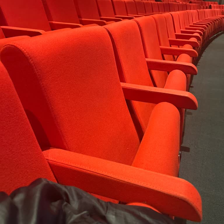 Maximum Uniq Servis Yok, Yağmurda Mahsur Kaldım; Koltuklar Çok Sert