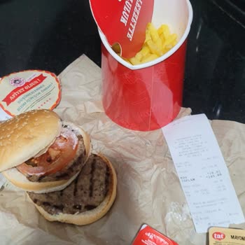 Yemeksepeti Görselde Gösterilen Çift Köfteli Burger Ve Patates Kova Boyu Gerçek Ürünle Eşleşmiyor!