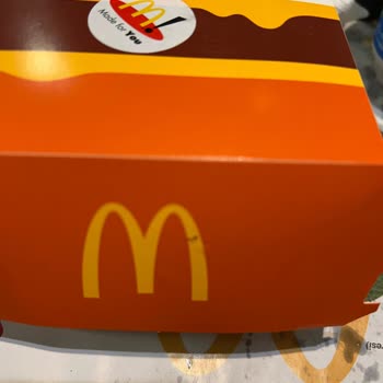 Saç Teli İçeren Hamburger Ve Uzun Bekleme Nedeniyle Film Kaçırılması